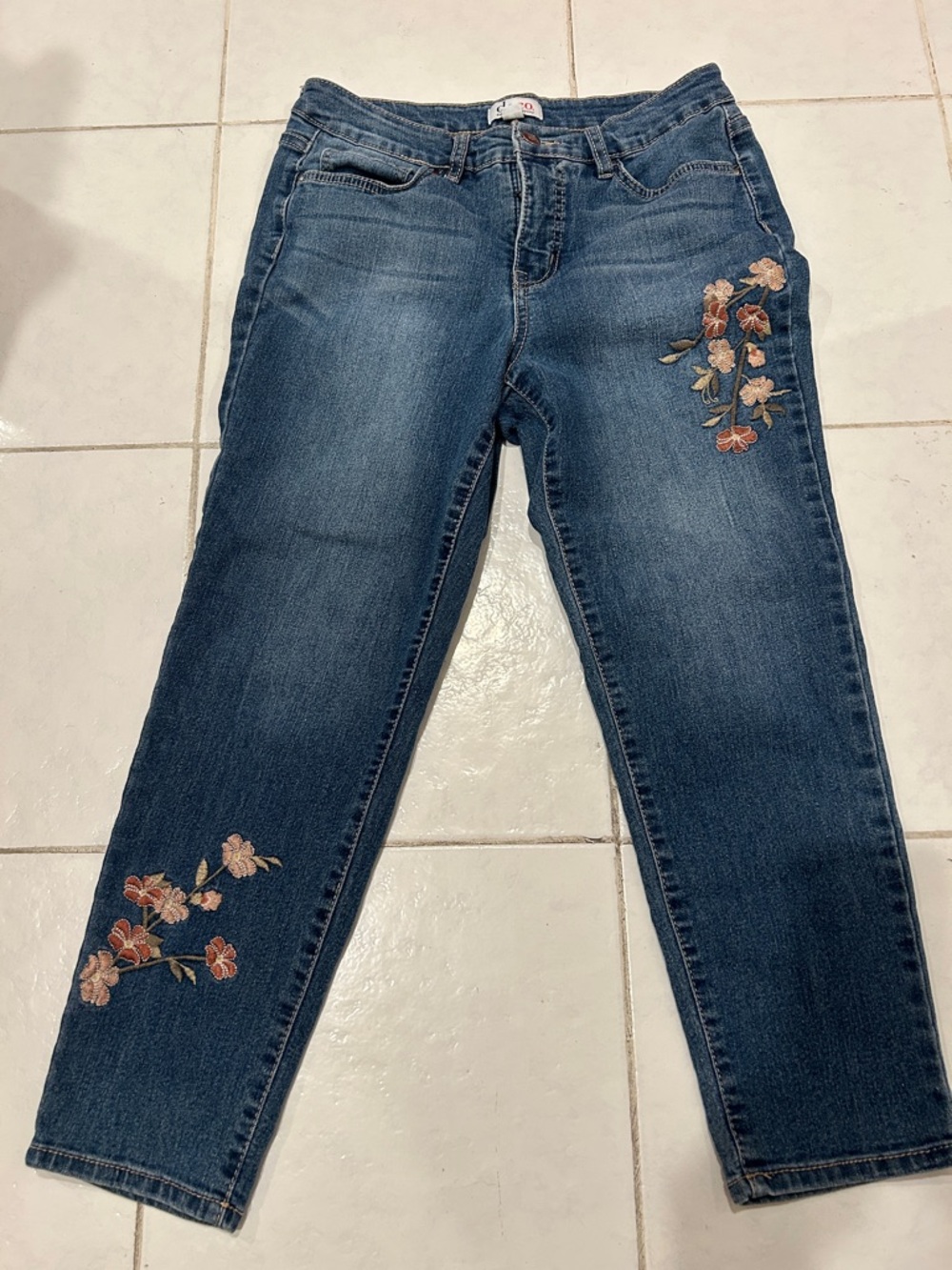 Women's Blue beautiful Embroidered Floral Jeans. Size 6P.  Lots of stretch.